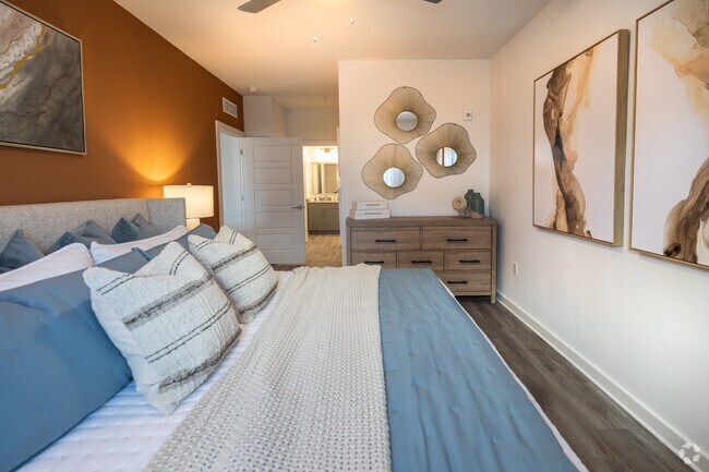 2BR,2BA-1,088SF -Bedroom - Momentum Blanding