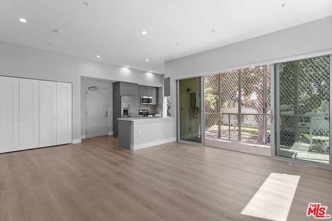 Building Photo - 1223 Hayworth Ave Unit 6