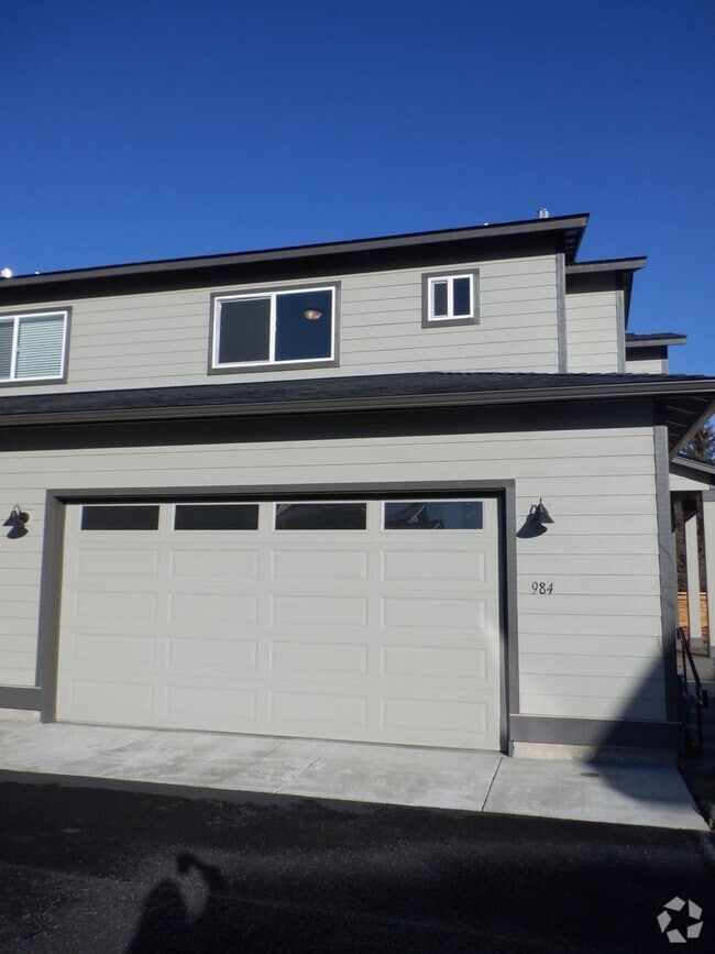 Building Photo - 3 Bed/2.5 Bath Townhome with Water/Sewer/G...