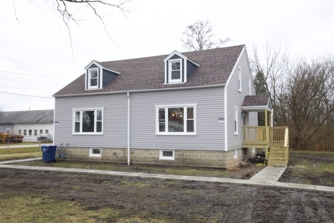 Building Photo - 16637 W Brockman Ave Unit th