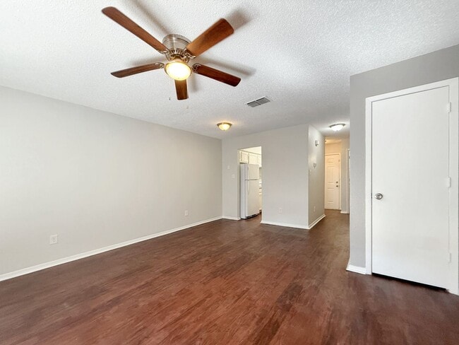 Photo - Stylish 2-Bedroom Townhome with Private Patios & Modern Finishes in Burleson, TX Unidad 425 SW Thomas St. Apt. B