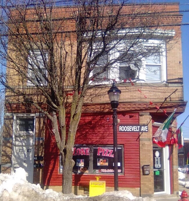 Building Photo - 594 Roosevelt Ave Unit second floor apt 2b