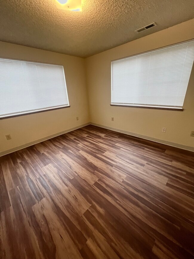 Photo - Ivy Club Apartments