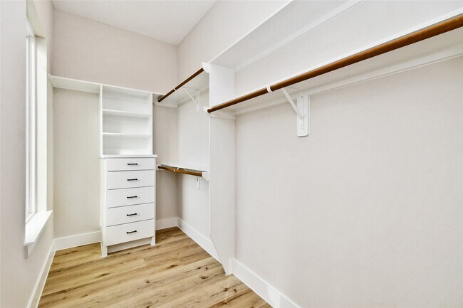 Photo - 3229 Tuam St