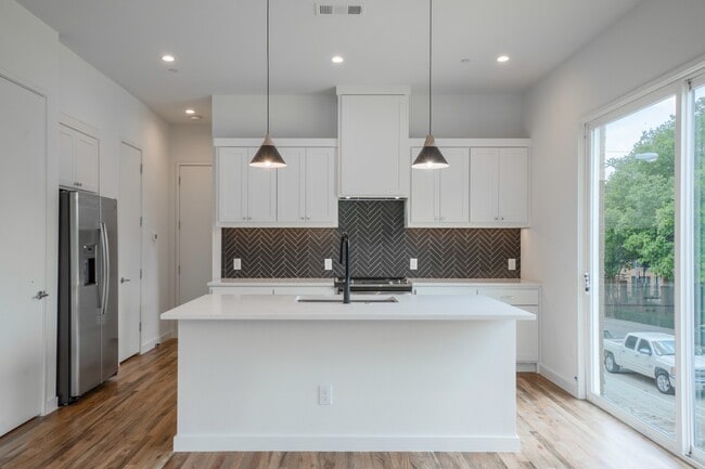 Building Photo - 3 Bedroom Townhome in Lakewood Walkable to Your Favorites!