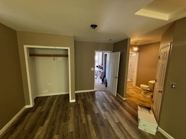 Vista del dormitorio desde la pared trasera hacia la sala de estar/cocina. - 1812 Pacific Beach Dr
