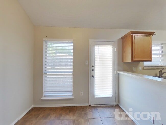 Photo - 409 Roan Ln