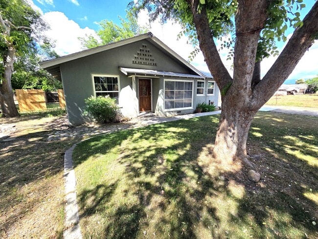 Building Photo - Updated 2 Bedroom 1 Bath Home