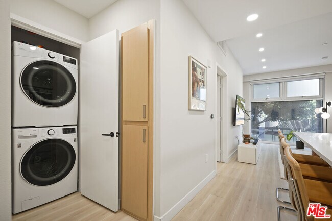 Photo - 630 W 6th St Unit 201