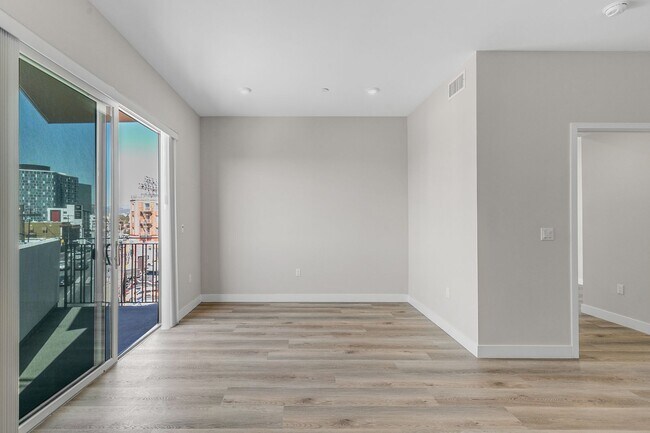 Photo - 825 Coronado-Building