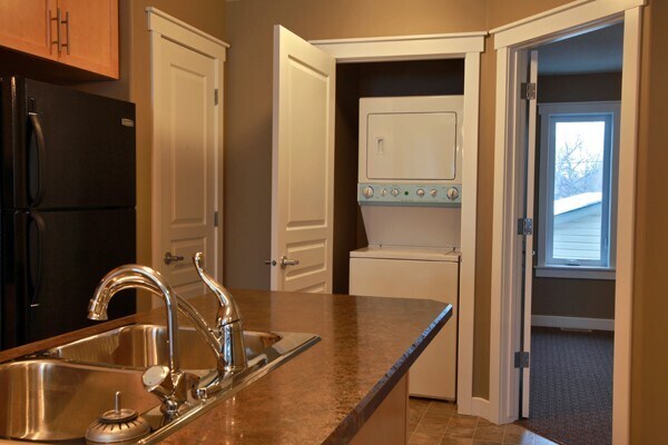 Photo - 2066 Elliott St