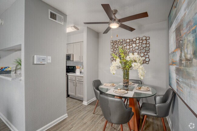 1BR, 1BA - 604SF - Dining Room - University Green
