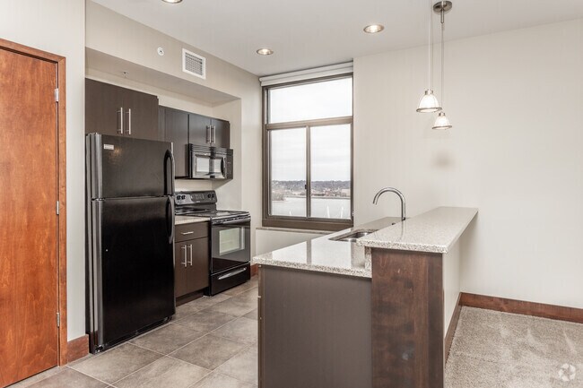 1BR, 1BA - 900-1,200 SF