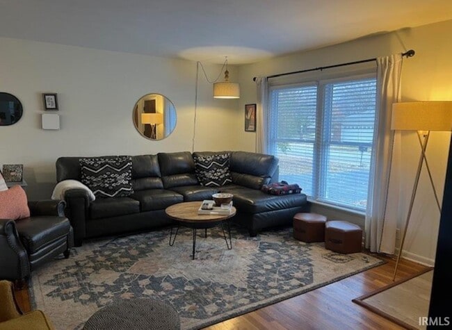 Photo - 843 Sparta St