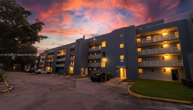 Building Photo - 9359 Fontainebleau Blvd Unit F411