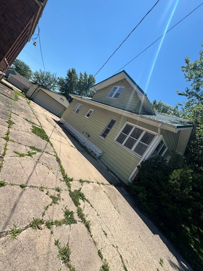 Photo - 110 1st St NW