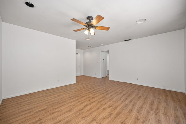 Photo - 2832 Scandia Way