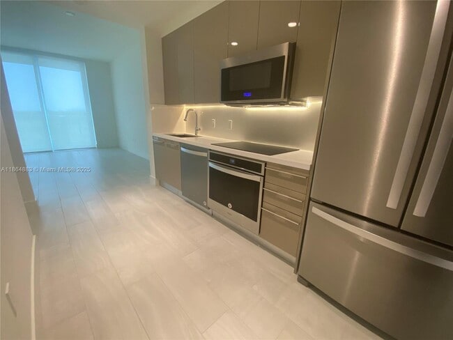 Building Photo - 2000 Metropica Wy Unit 408