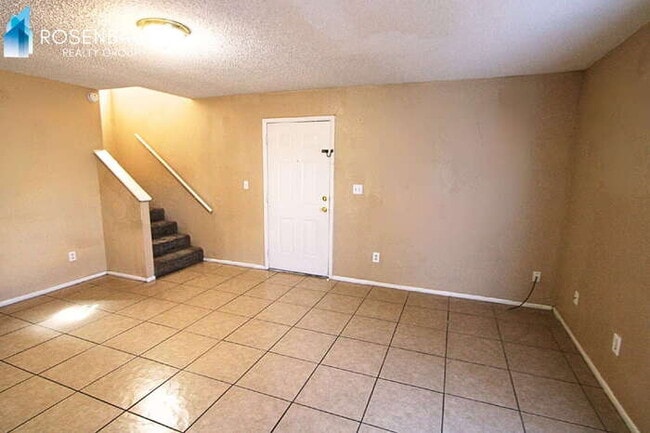 Building Photo - 410 E 9th Ave Unit 11
