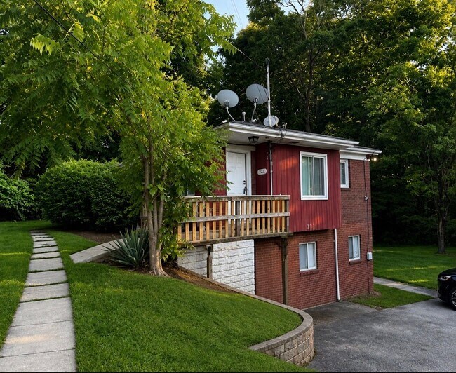 Building Photo - 2551 Tilbrook Rd Unit B