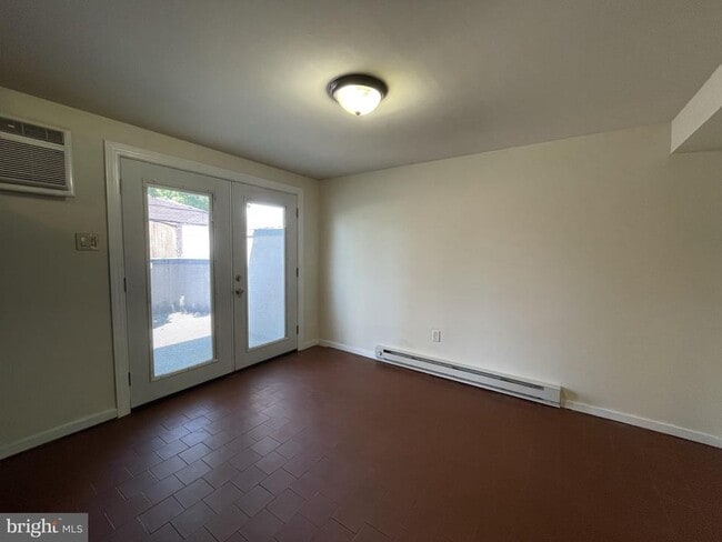 Photo - 700 E 1st St