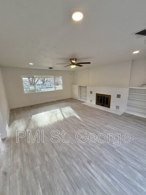 Photo - 288 W Diagonal