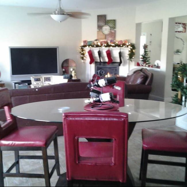 Cocina comedor y sala familiar con chimenea de gas, molduras de mármol. A la derecha se accede a la sala de estar con puerta de cristal. - 4345 Stone Mountain Drive