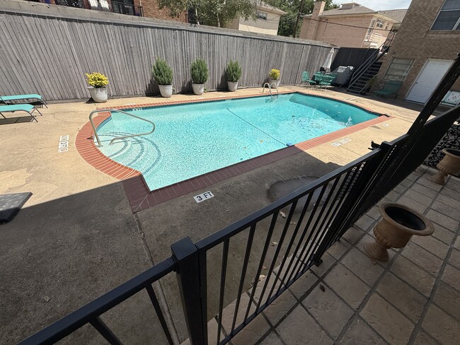 Photo - 8602 Baltimore Dr Unidad #3 Rental