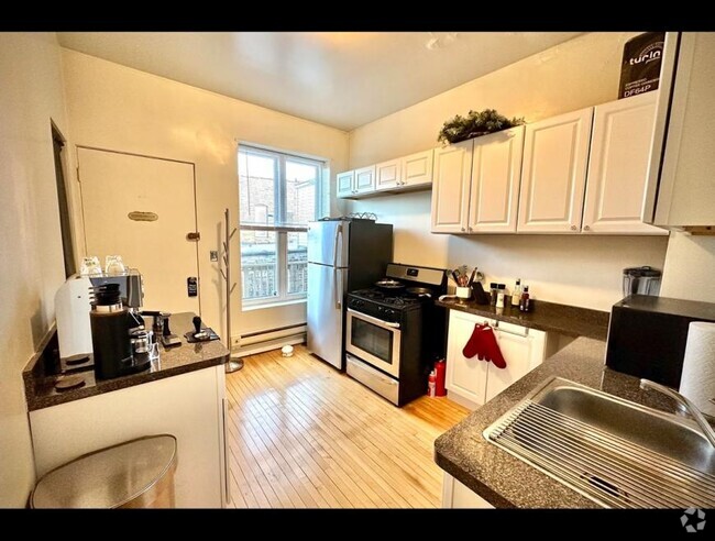 Building Photo - 1 bedroom in Chicago IL 60657 Rental