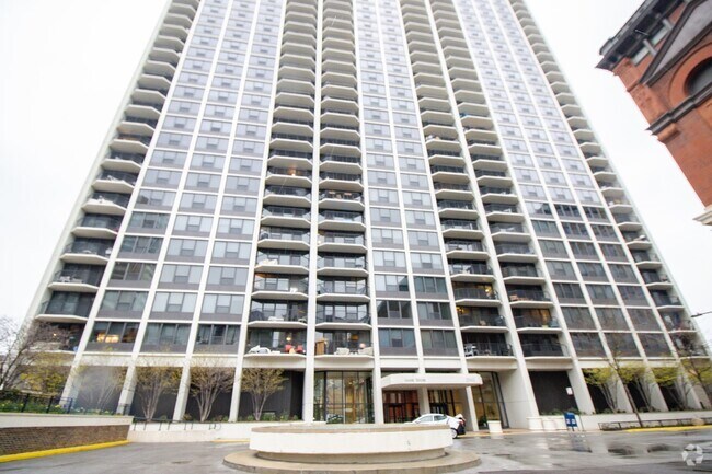Building Photo - 1560 N Sandburg Terrace Unit 504 Rental
