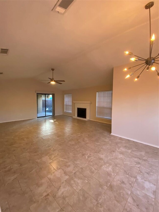 Photo - 1202 Thorpe Ln Unit 305