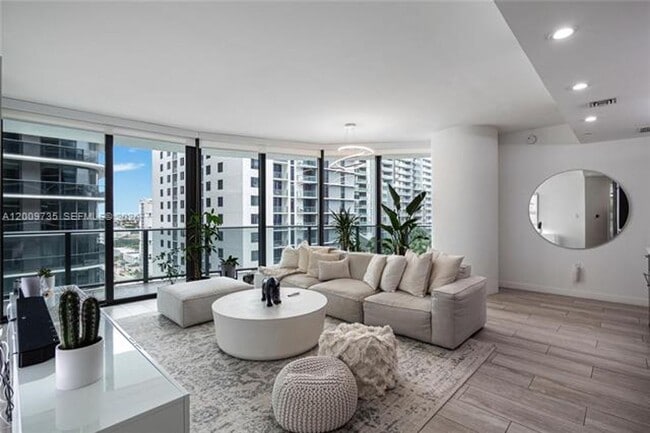 Photo - 45 SW 9th St Unidad 45 SW 9th St # 1508
