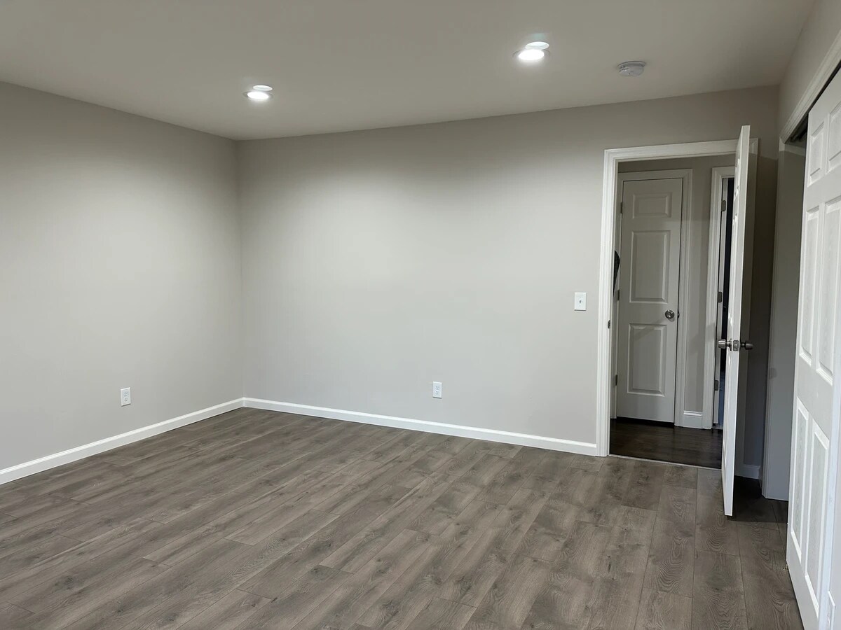 Photo - 87 Holbrook Rd Unit 5 - Across Bath 1st Floor