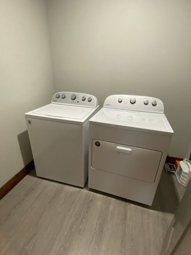 Photo - 3 bed/2bath Hamilton home -Furnished and U...