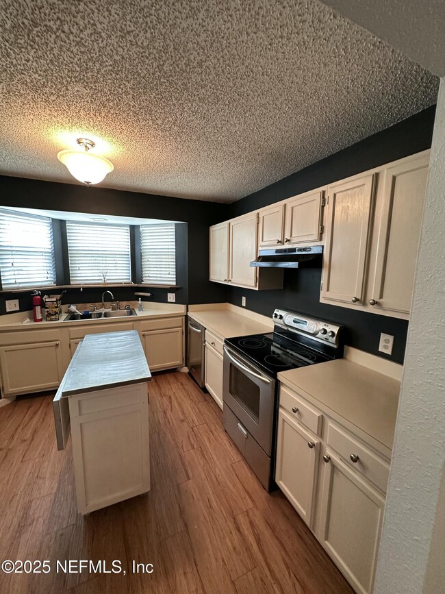 Photo - 1855 Alberta Ct N