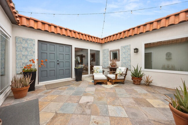 Private Courtyard - 19112 Colchester Ln