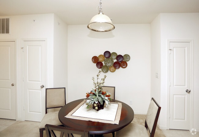 2BR, 2BA - 1094 SF
