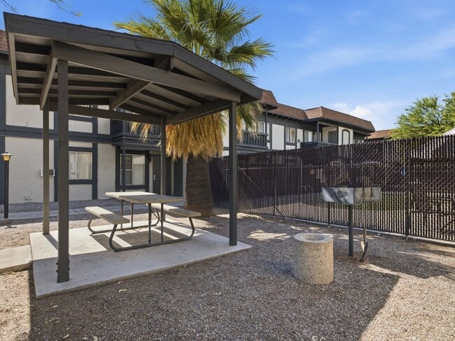 1525-B South Woodland Ave