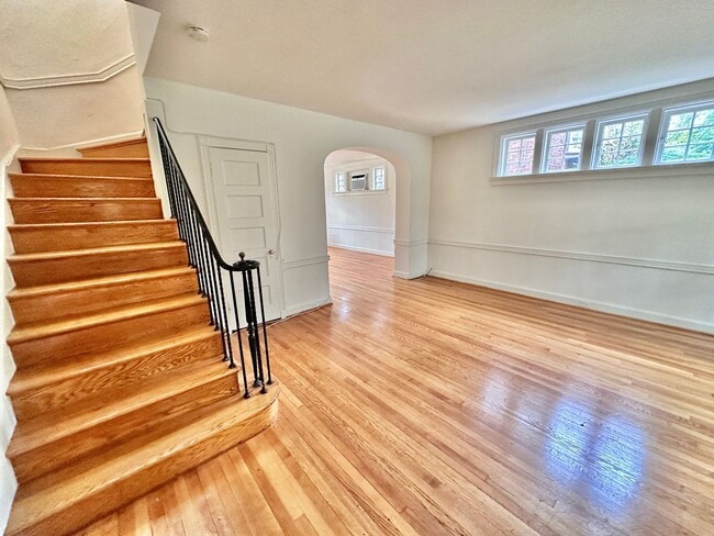 Photo - Spacious 6 bedroom 3.5 bath Tudor Townhouse w/Deck close to Georgetown University & Hospital