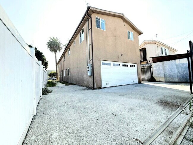 Photo - 827 E 74th St