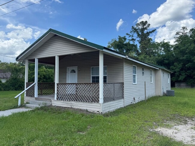 Photo - Charming 3 bedroom, 2 bath Florida Cracker-style home in Lake City