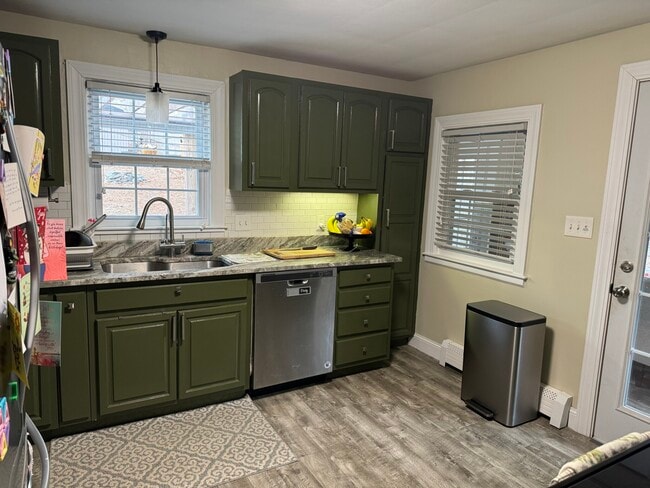 Photo - 23 Tiverton Pky