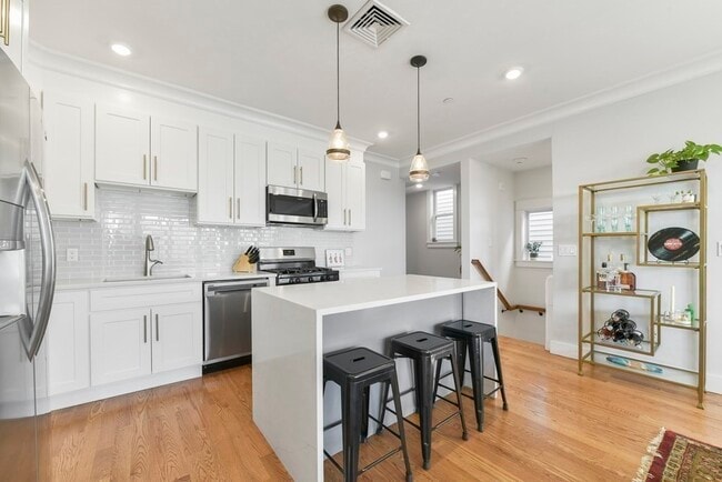 Building Photo - 236 Lexington St Unit 3 Rental
