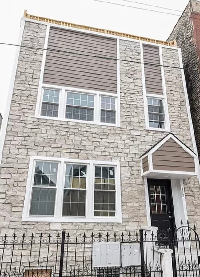 Building - 1312 W Erie St