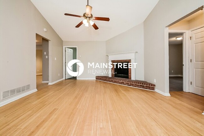 Photo - 3 Bedroom Pet-Friendly Home in Hampton, GA with Main Street Renewal