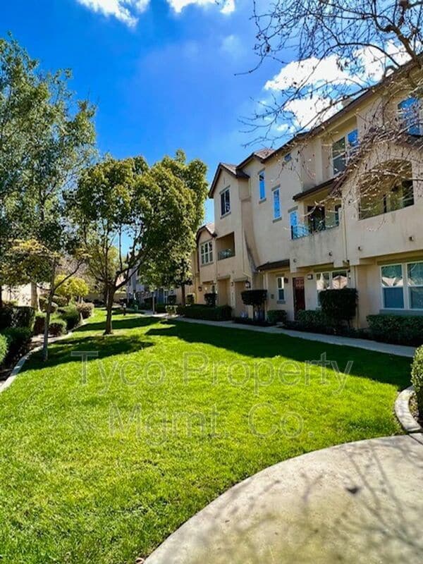 Building Photo - 2709 Apricot Ct