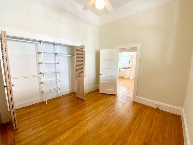 Photo - 1BR W/ Large Private Basement Space! HARDWOOD! LAUNDRY ON-SITE! Unidad 253 Corbett Ave.