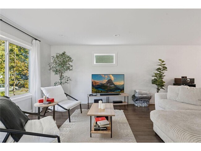 Photo - 2084 Reaney Ave E