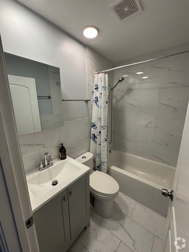Building Photo - 5950 N Kenmore Ave Unit 202 Rental