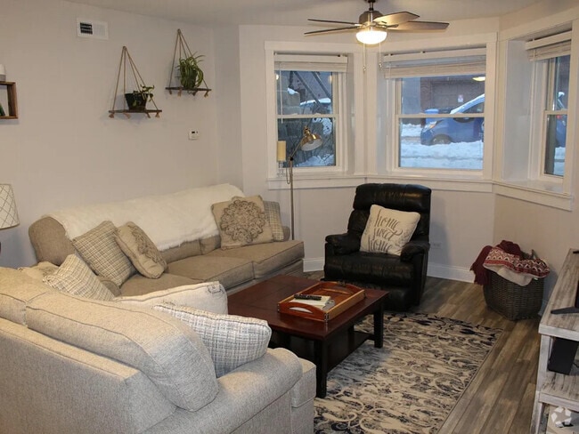 Building Photo - 2336 N Maplewood Ave Rental